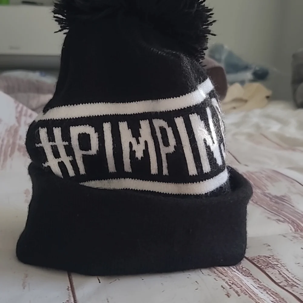 #pimpinjoy knit pom‎ hat black white
